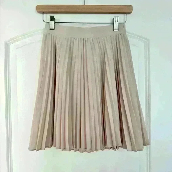 Dresses & Skirts - Aritzia Babaton Beige Pleated  Tennis skirt XS